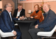 Hans van der Poel en Herman van der Jagt van Hans van der Poel bv in gesprek met Pippel Lisianthus.